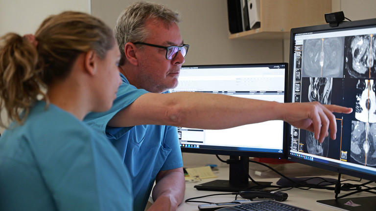 Ein Arzt und eine Ärztin werten diagnostische Bilder am Monitor aus, Immanuel Albertinen Zentrum für Radiologie, Standort Hamburg-Schnelsen