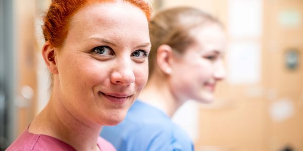 Pflegekraft schaut freundlich in Kamera - Karriere - Albertinen Zentrum für Radiologie (AZR)