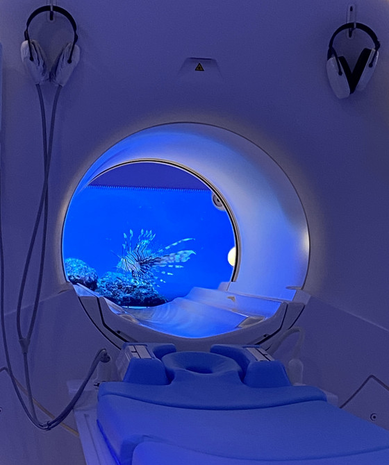 Blick in die blau erleuchtete Röhre des neuen MRT-Systems Philips Ingenia Ambition X im Immanuel Albertinen Zentrum für Radiologie am Standort Amalie Sieveking Krankenhaus in Hamburg-Volksdorf mit einer Meeresprojektion