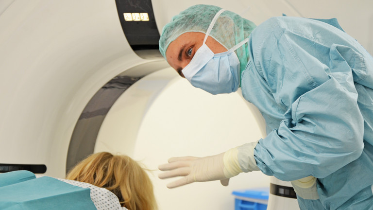 Arzt bespricht mit Patientin CT Untersuchung, Immanuel Albertinen Zentrum für Radiologie, Standort Hamburg-Volksdorf