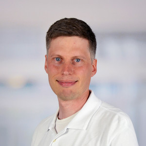 Portrait Dr. med. Constantin Biermann, Oberarzt Radiologie, Team, Amalie Sieveking Krankenhaus, Hamburg-Volksdorf