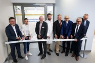 Leitende Verantwortliche und Geschäftsführende beim Durchschneiden des symbolischen Bandes zur Eröffnung des Immanuel Albertinen Zentrum für Radiologie an der Immanuel Klinik Rüdersdorf
