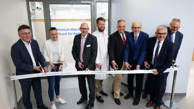 Leitende Verantwortliche und Geschäftsführende beim Durchschneiden des symbolischen Bandes zur Eröffnung des Immanuel Albertinen Zentrum für Radiologie an der Immanuel Klinik Rüdersdorf