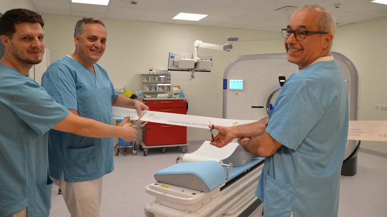 Richard Grundherr, Prof. Dr. Christoph Weber, Dr. Matthias Gasthaus schneiden das traditionelle Band durch, Einführung neues Computertomograph-System (CT) mit Künstlicher Intelligenz, Amalie Sieveking Krankenhaus, Hamburg-Volksdorf Richard Grundherr, Prof. Dr. Christoph Weber, Dr. Matthias Gasthaus schneiden das traditionelle Band durch bei Einführung neues Computertomograph CT-System mit Künstlicher Intelligenz im Amalie Sieveking Krankenhaus