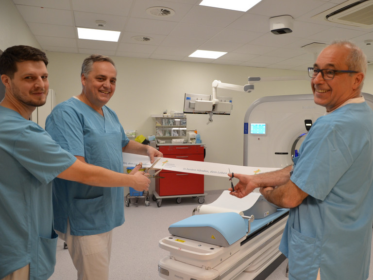 Richard Grundherr, Prof. Dr. Christoph Weber, Dr. Matthias Gasthaus schneiden das traditionelle Band durch bei Einführung neues Computertomograph CT-System mit Künstlicher Intelligenz im Amalie Sieveking Krankenhaus